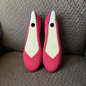 The classic ballet flat shoes .Bright Red.